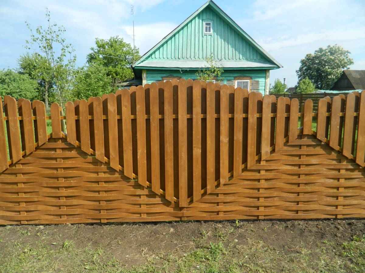 Штакетник деревянный. Деревянный забор. Забор из штакетника деревянного. Забор штакетник деревянный. Ограда из штакетника деревянного.